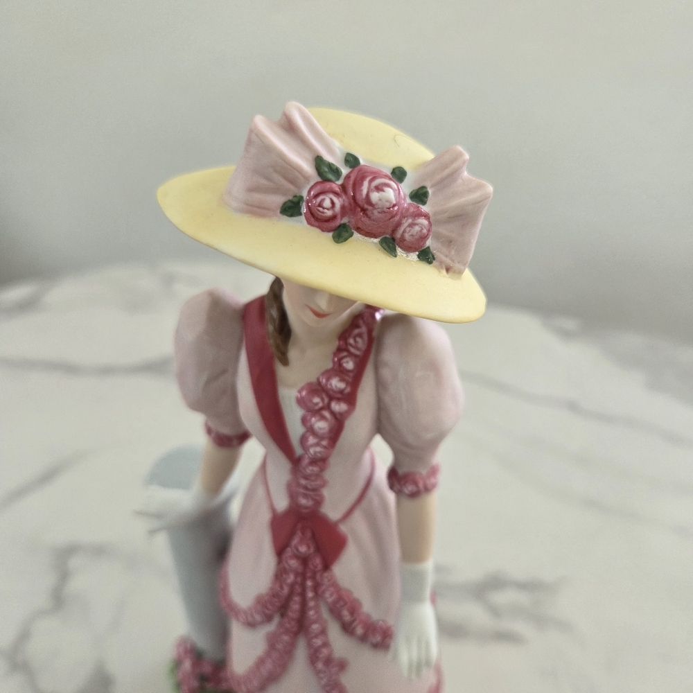 Avon Mrs. Albee 2015 Figurine Collectors Edition - Picture 5 of 16